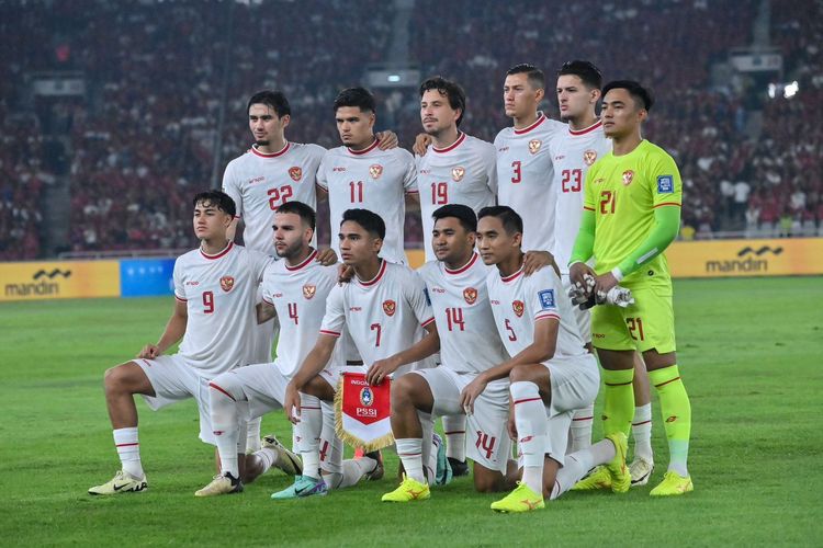 Skuad timnas Indonesia jelang kickoff melawan timnas Filipina pada laga Grup F Kualifikasi Piala Dunia 2026 Zona Asia di Stadion Utama Gelora Bung Karno, Jakarta, Selasa (11/6/2024).