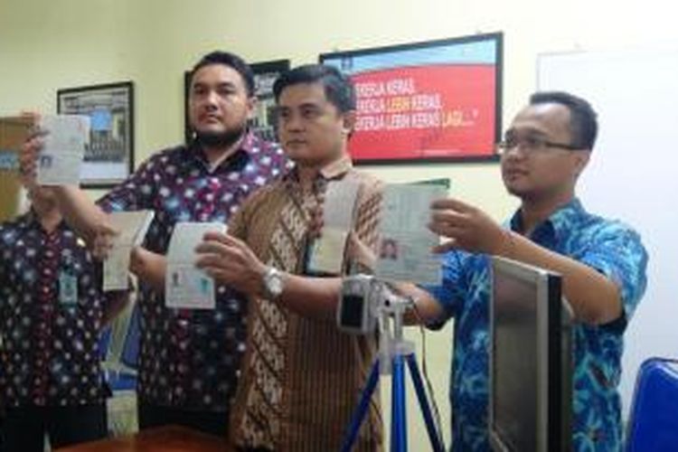 Petugas Imigrasi Kabupaten Jember, Jawa Timur, menunjukkan dokumen milik Warga Negara Asing (WNA) yang disita, Jumat (8/5/2015).