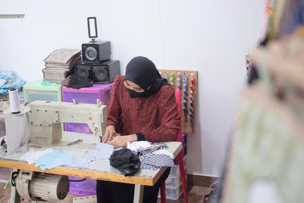 Istri Wali Kota Bogor Yane Ardian sedang membuat dan menjahit masker kain di kediaman pribadinya, Selasa (7/4/2020). Yane mengagas gerakan sejuta masker kain untuk Kota Bogor sebagai bentuk pencegahan Covid-19.