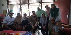 Bupati Kediri Mas Dhito dalam kunjungan ke kediaman Marsiyah di Desa Bulu, Kecamatan Semen, Kabupaten Kediri, Jawa Timur (Jatim), Rabu (29/4/2026).