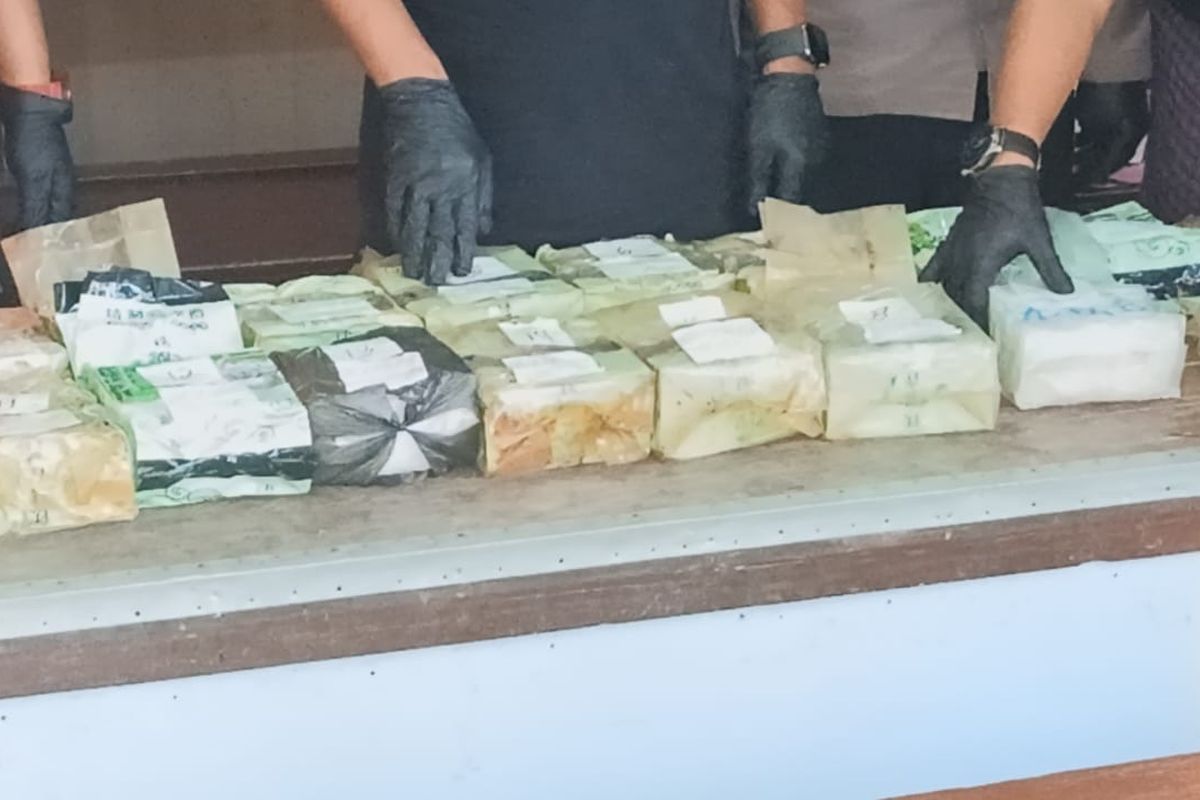 17 kilogram sabu yang kembali diamankan oleh Polda Jawa Timur dan BNNP Jawa Timuri di Kecamatan Pulau Masalembu Sumenep.