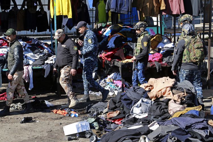 Pasukan keamanan berada di lokasi serangan bom mematikan di Baghdad, Irak, Kamis (21/1/2021). Militer Irak mengatakan dua bom bunuh diri itu  menghancurkan pasar yang sibuk menewaskan lebih dari dua lusin orang dan melukai lebih dari 70 orang dengan beberapa orang dalam kondisi serius.