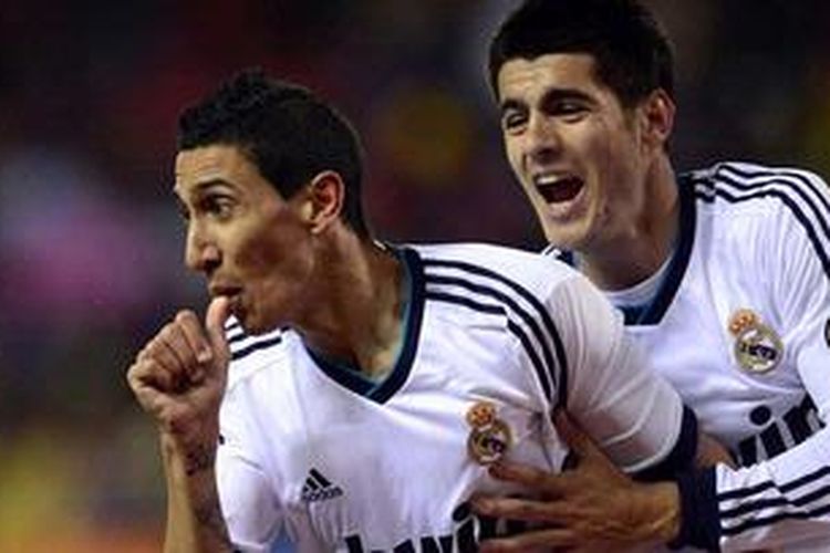 Pemain sayap Real Madrid, Angel Di Maria (kiri), bersama Alvaro Morata, merayakan golnya ke gawang Atletico Madrid pada lanjutan Liga BBVA, Sabtu atau Minggu (28/4/2013) dini hari WIB. Golnya membuat Madrid menang 2-1 atas Atletico.