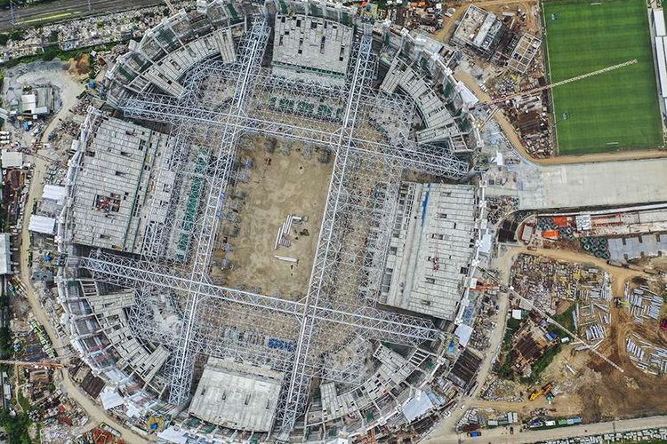 Foto aerial pembangunan Jakarta International Stadium (JIS) yang memasuki tahap pemasangan rangka atap di Papanggo, Tanjung Priok, Jakarta, Rabu (16/6/2021). Pemasangan rangka atap JIS yang memiliki berat 3.900 ton dengan bentang 269 meter tersebut menggunakan sistem 'heavy lifting' yaitu proses perakitan struktur utama dan struktur ruang dilakukan di lantai dasar untuk kemudian dilakukan pengangkatan secara bersamaan dengan sekali angkat.