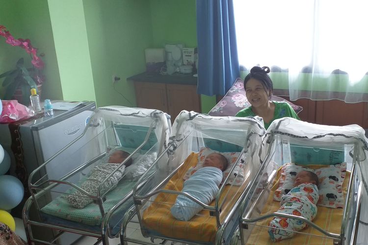 Yayu Afriani Rahayu bersama tiga bayinya yang lahir kembar berada di ruang Anthurium Rumah Sakit PMC Pekanbaru, Kamis (11/4/2019). Ayu mendapatkan tiga bayi sekaligus setelah mengikuti program bayi tabung di Rumah Sakit PMC Pekanbaru, Riau. 