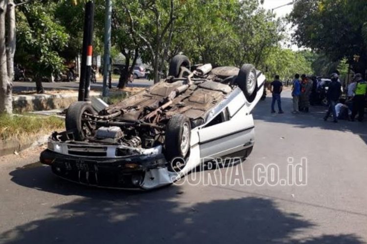 Mobil BMW yang dikemudikan pelajar terbalik di Surabaya