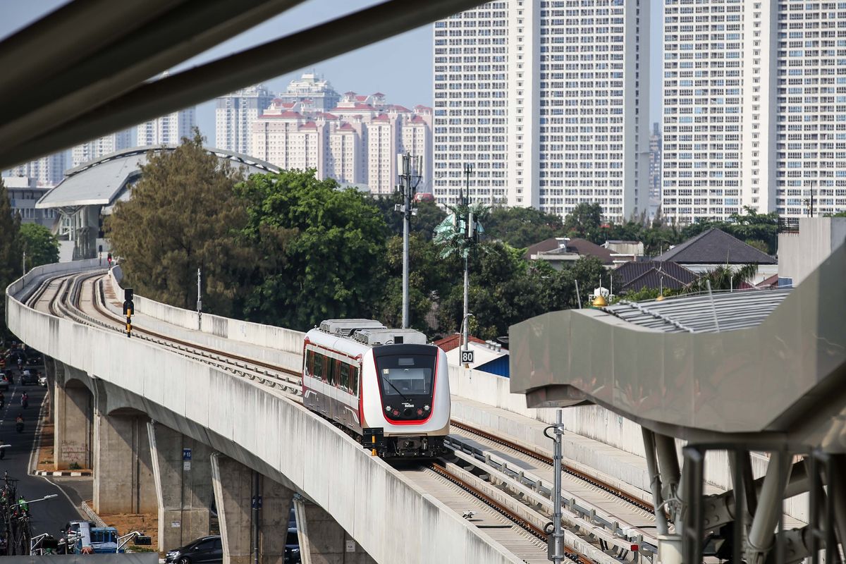 Suasana Stasiun LRT Velodrome di Jakarta Timur, Kamis (21/11/2019). Kereta ringan perdana di Jakarta tersebut akan beroperasi secara komersial pada 1 Desember 2019.