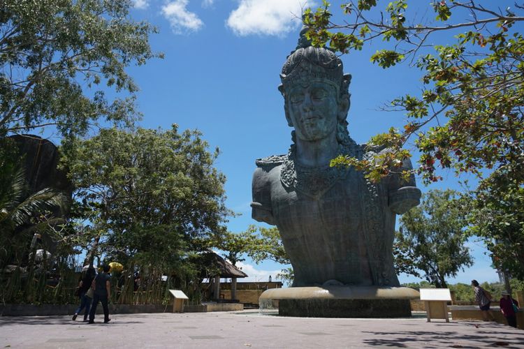 Patung dewa wisnu di kawasan GWK Bali