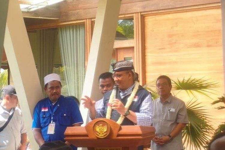 Anies Baswedan menyampaikan sambutannya saat bertemu para relawan dan kader partai pendukung di Pangandaran, Jawa Barat, Selasa (25/7/2023). 

