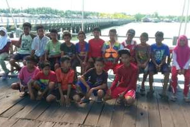 Lebih dari 50 anak antara 9-15 tahun sering terlihat ikut berlatih olahraga perahu layar di Tanjung Batu, Berau, Kaltim.