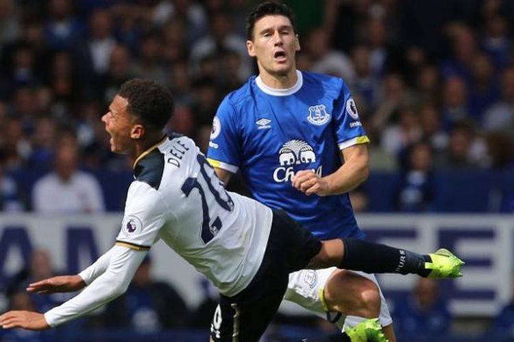 Gelandang Everton, Gareth Barry (kanan), berduel dengan gelandang Tottenham Hotspur, Dele Alli (kiri), dalam laga pekan pertama Premier League di Goodison Park, Sabtu (13/8/2016).