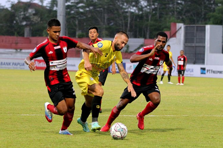 Pemain Barito Putera Aleksandar Rakic dijaga ketat pemain Persipura Jayapura saat pertandingan pekan ke 9 Liga 1 2021 yang berakhir dengan skor 0-1 di Stadion Moch Soebroto Magelang, Senin (25/10/2021) sore.