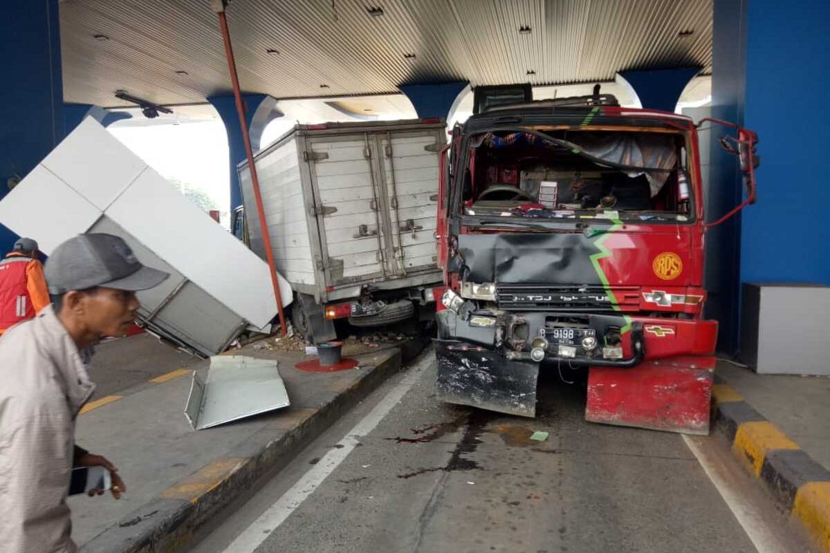 Gardu pada Gerbang Tol Pasar Rebo di ruas Tol JORR rusak usai ditabrak mobil box yang juga ditabrak dari belakang oleh truk bermuatan alat berat, Jumat (13/12/2019).