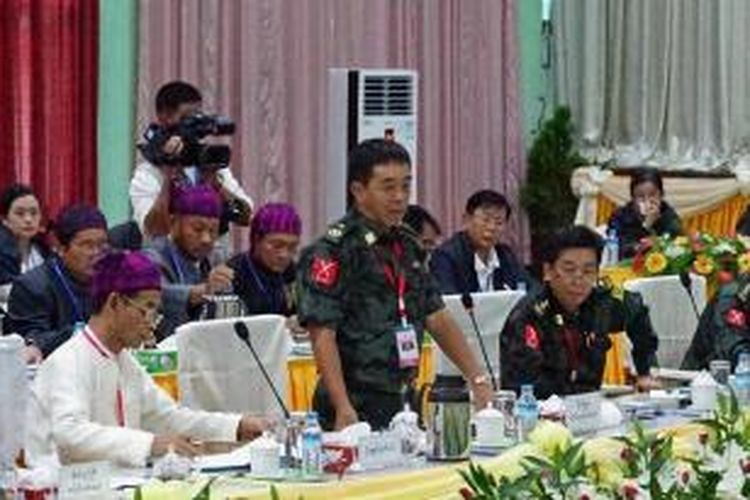 Jenderal Gwan Maw (tengah) dari Tentara Pembebasan Kachin (KIA) berbicara dalam pertemuan dengan perwakilan pemerintah Myanmar dan Organisasi Pembebasan Kachin (KIO) di Myitkyina di negara bagian Kachin. Dalam pembicaraan ini sejumlah kesepakatan awal bisa dicapai.