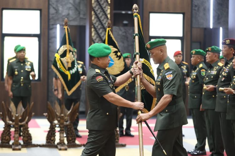Kepala Staf TNI Angkatan Darat (KSAD) Jenderal Dudung Abdurachman memimpin acara serah terima enam jabatan strategis di lingkungan TNI AD di Aula Jenderal Besar AH Nasution, Mabesad, Jakarta Pusat, pada Selasa (23/5/2023).