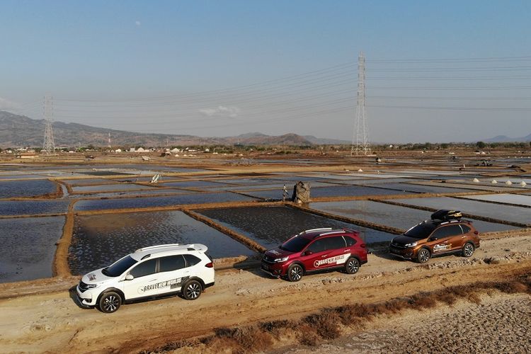 Rombongan Honda BR-V melewati jalur agak kasar di sebuah tambak garam di Lasem, Jawa Tengah.