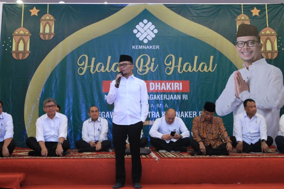 Menteri Ketenagakerjaan M Hanif Dhakiri saat halalbihalal dengan pegawai Kemnaker di Jakarta, Senin (10/6/2019).