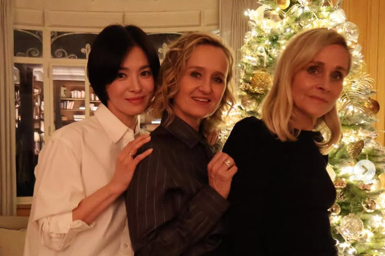 Aktris Korea Selatan Song Hye Kyo membagikan foto dengan rambut pendek barunya.