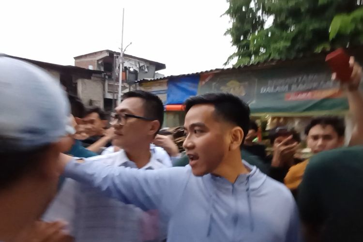Calon wakil presiden nomor urut dua Gibran Rakabuming Raka saat sambangi warga Penjaringan, Jakarta Utara, Jumat (1/12/2023.)