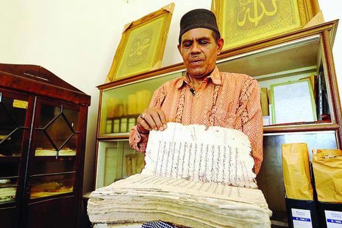 Tuanku Kadhi Abdurrasyid menunjukkan manuskrip kuno di Surau Lubuk Ipuh, Korong Lubuk Ipuh, Kanagarian Kurai Taji, Kecamatan Nan Sabaris, Padang Pariaman, Sumatera Barat, 20 Februari lalu. Keberadaan naskah kuno tersebut menjadi salah satu sumber pengetahuan masyarakat, seperti tentang kejadian alam dan keharmonisan hubungan di antara sesama manusia. Manuskrip tentang gempa juga ditemukan di Banda Aceh. 