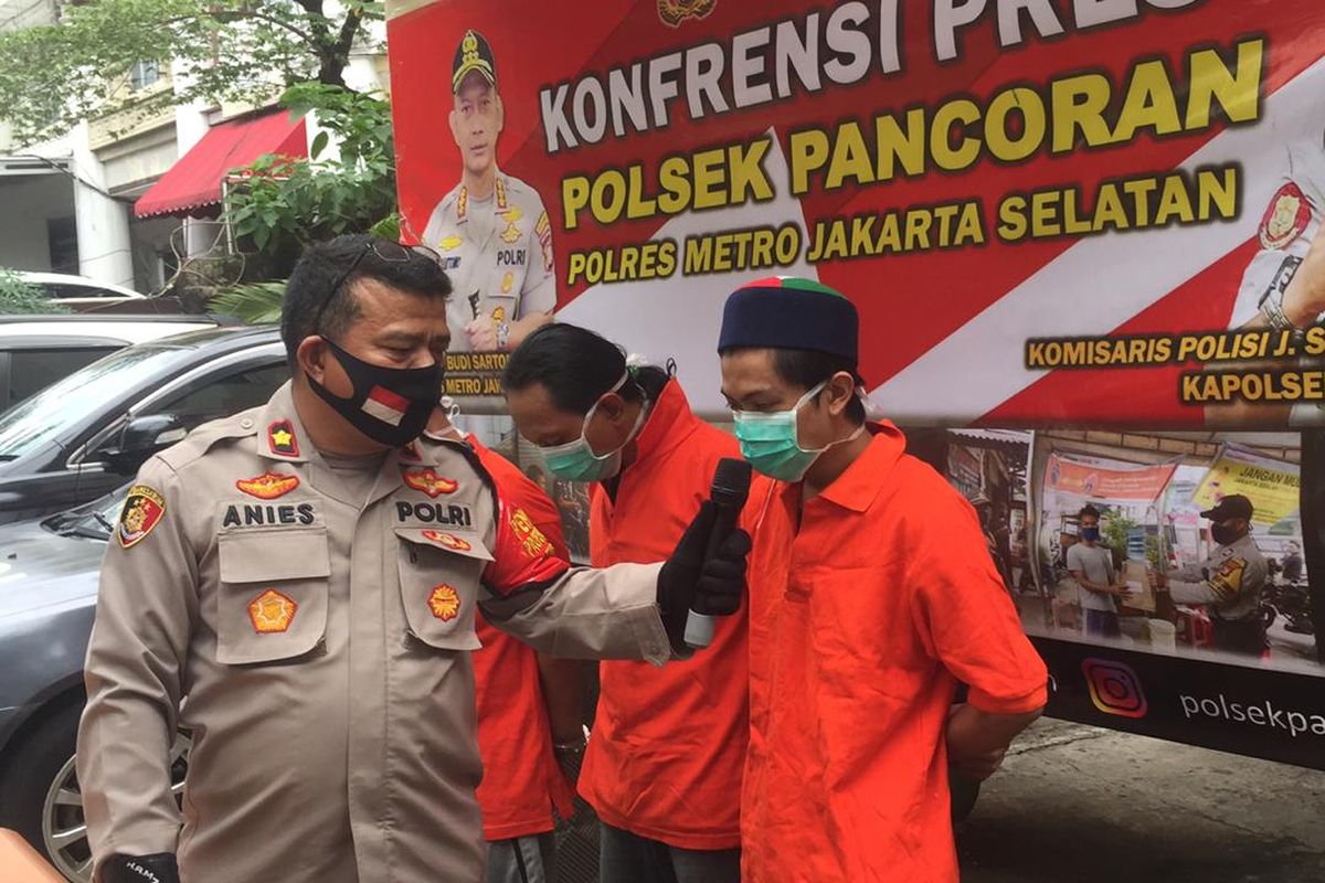 Kapolsek Pancoran Kompol Johanies Soeprijanto saat merilis penangkapan pengedar narkoba jenis sabu.