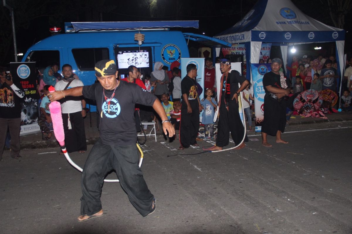 Suasana car free night di Kabupaten Trenggalek yang digelar setiap Sabtu malam. Kegiatan ini tak hanya memberi hiburan kepada masyarakat tetapi juga meningkatkan perekonomian rakyat.