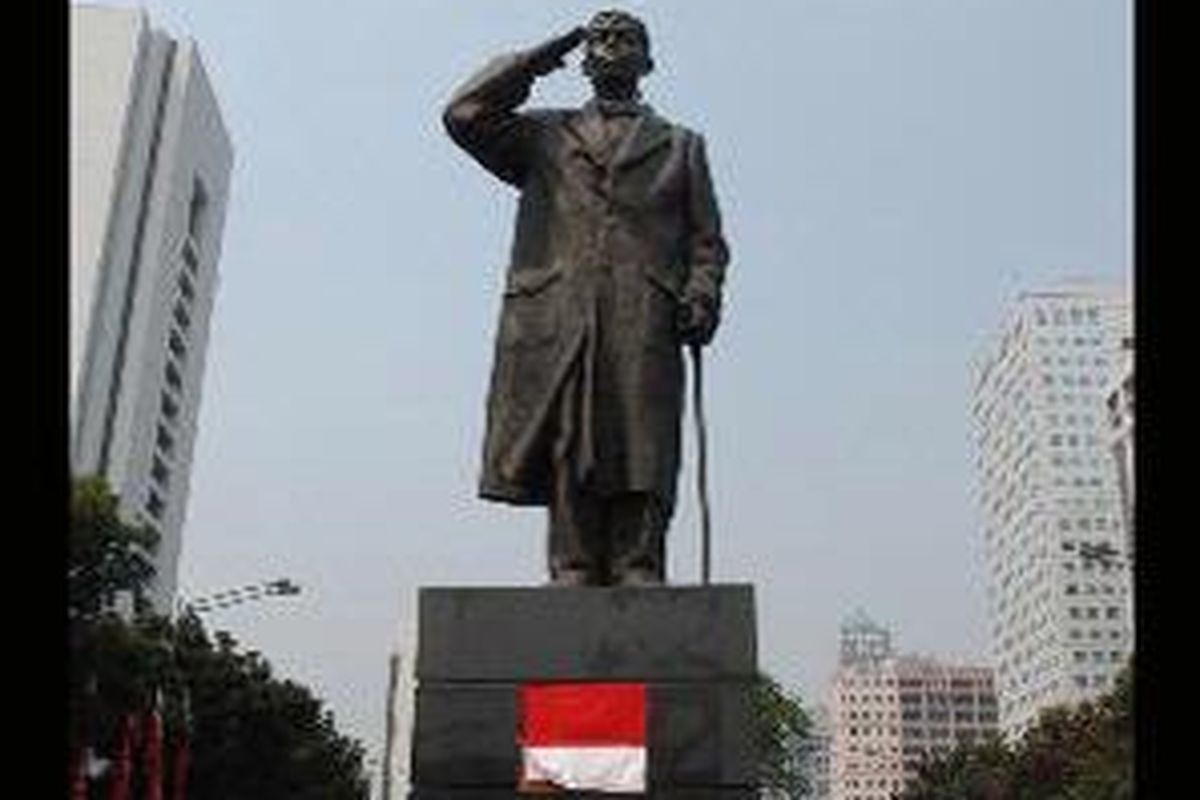 Patung Jenderal Sudirman di Jalan Jenderal Sudirman. 