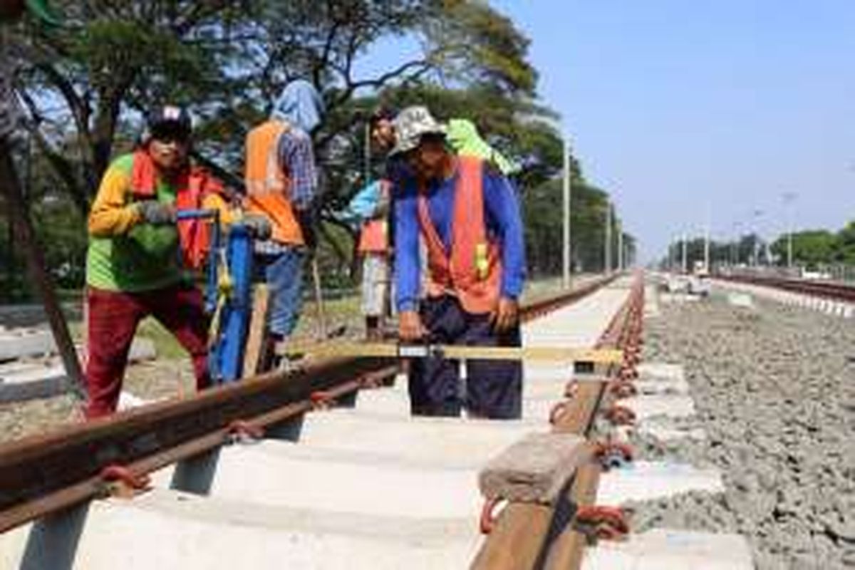 Aktivitas pekerja di proyek kereta Bandara Soekarno-Hatta, Kamis (4/8/2016). Kereta tujuan Bandara Soekarno-Hatta diperkirakan rampung dan dapat beroperasi Mei 2017.