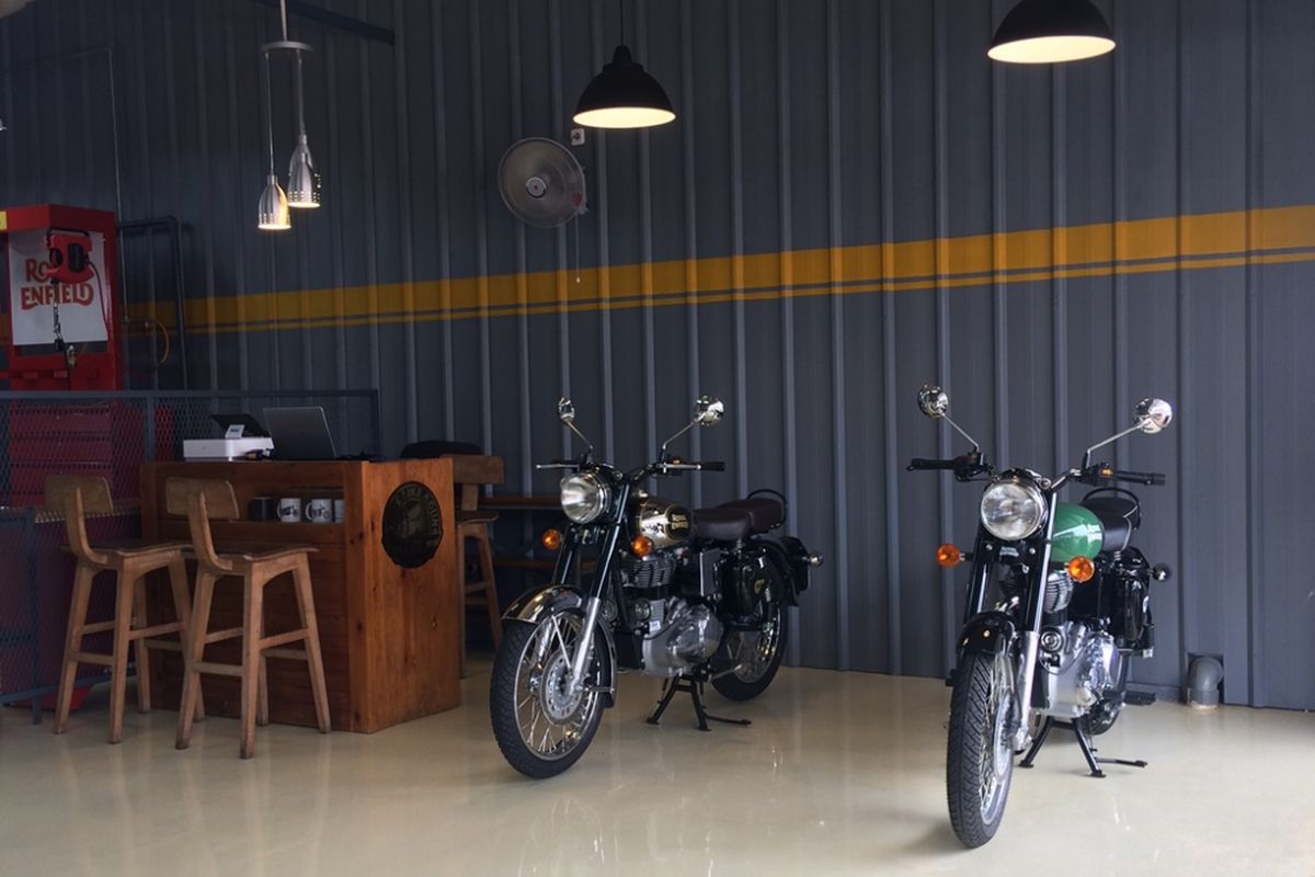 Service center Royal Enfield berlokasi di Bursa Mobil BSD, blok C3, Jalan BSD Raya Utama, Tangerang, Banten.