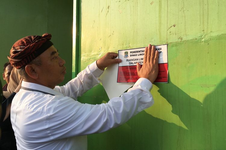 Wali Kota Bekasi Rahmat Effendi melakukan penyegelan terhadap pabrik PT Millenium Laundry di Cikiwul, Bantar Gebang, Kota Bekasi, Kamis (20/7/2017), karena telah mencemari Kali Bekasi dengan limbah pabriknya.