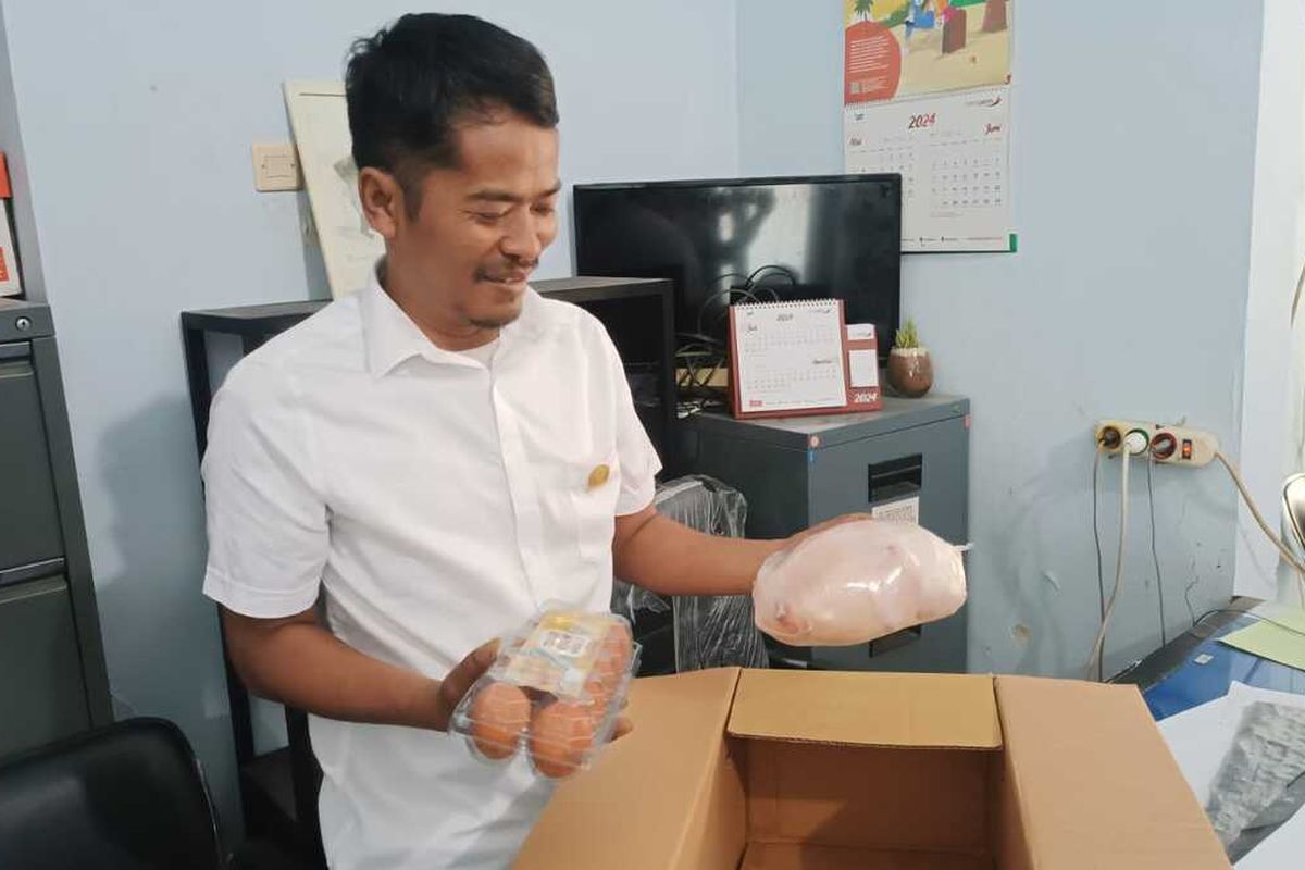 Anggota DPRD Pamekasan, Tabri Syaifullah Munir mengembalikan bantuan program Stunting yang diterimanya ke kantor Dinsos Pamekasan, Senin (2/9/2024).