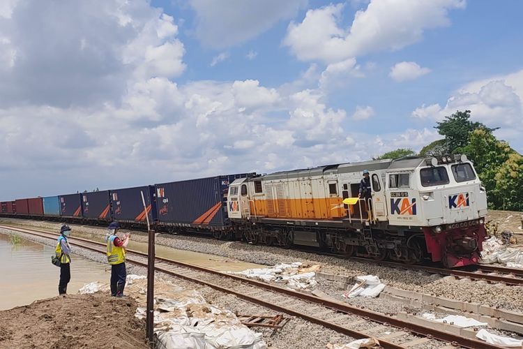 Jalur hulu antara Stasiun Gubug-Stasiun Karangjati, Kabupaten Grobogan, Jawa Tengah, kembali dibuka dan dapat dilalui kereta api (KA) pada Minggu (9/3/2025), pukul 11.32 Waktu Indonesia Barat (WIB). 
