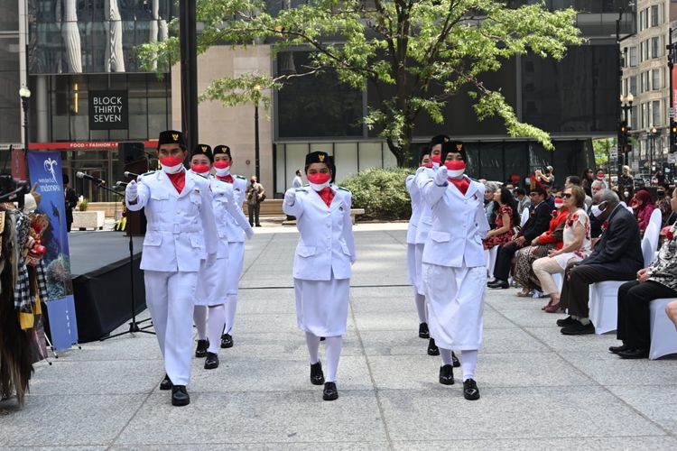 KJRI Chicago mengadakan Upacara Pengibaran Bendera di Daley Plaza, salah satu landmark di mana acara kenegaraan sering dilaksanakan di Chicago, Selasa (17/8/2021). 