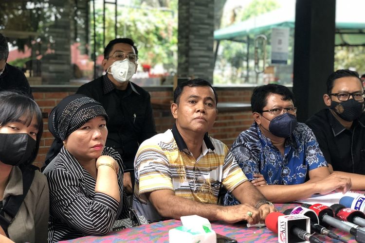 Faisal membahas ihwal hak perwalian dan hak waris Gala Sky di kawasan Gatot Subroto, Mampang, Jakarta Selatan, Selasa (23/11/2021).