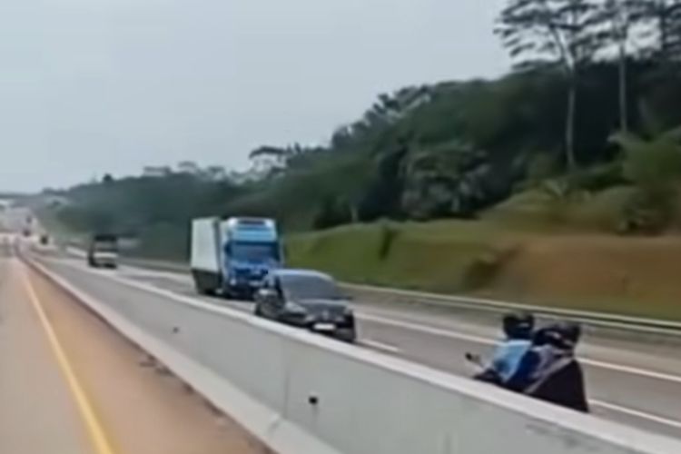 Masuk Lewat GT Kandeman, Pemotor Bonceng Anak Istri Dicegat di Tol