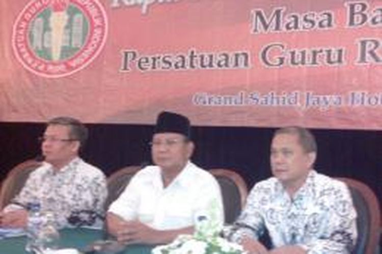 Calon Presiden Prabowo Subianto (tengah) saat menghadiri rapat koordinasi nasional Persatuan Guru Republik Indonesia di Hotel Grand Sahid Jaya, Jakarta, Senin (2/6/2014) sore. 