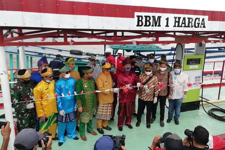 Peresmian stasiun pengisian bahan bakar umum (SPBU) kompak di Desa Tanjung Satai, Pulau Maya, Kabupaten Kayong Utara, Kalimantan Barat, Rabu (17/06/2020) 