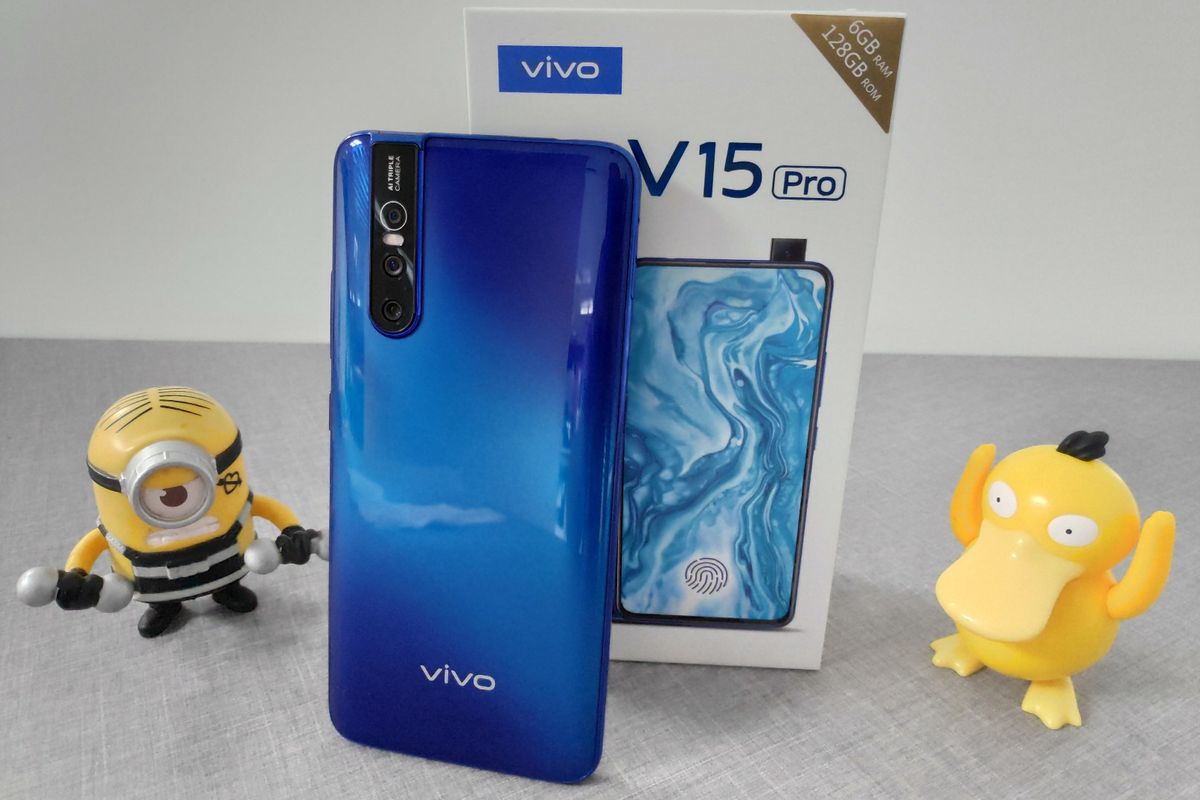 Bagian belakang Vivo V15 Pro dengan warna gradasi Royal Blue beserta kotak penjualan. Tampak dari belakang, Vivo V15 Pro dibekali dengan tiga kamera di punggungnya ditemani dengan balutan cangkang yang mengkilap.