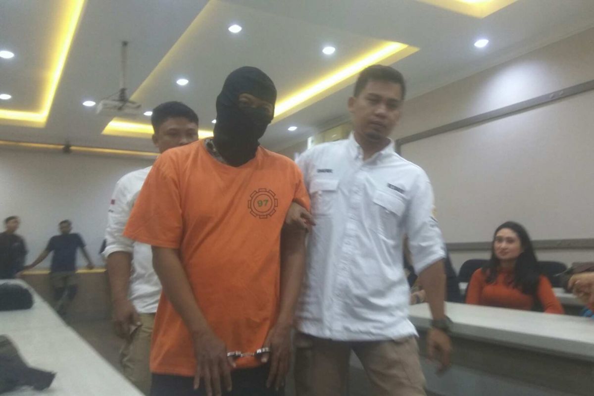 Jayadi (37) pencuri yang berpura-pura menjadi petugas PLN, ditembak di kaki dan ditahan di Mapolrestro Jakarta Selatan, Kamis (10/8/2017).