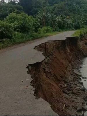 Foto: Ruas jalan trans utara Flores tepatnya di Maumeri, Kecamatan Maumeri, Kabupaten Ende, yang nyaris putus.