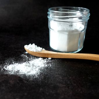 Sifat abrasif baking soda perlu membuat kita berhati-hati, terutama jika mengaplikasikan cara memutihkan gigi dengan baking soda tersebut terlalu sering