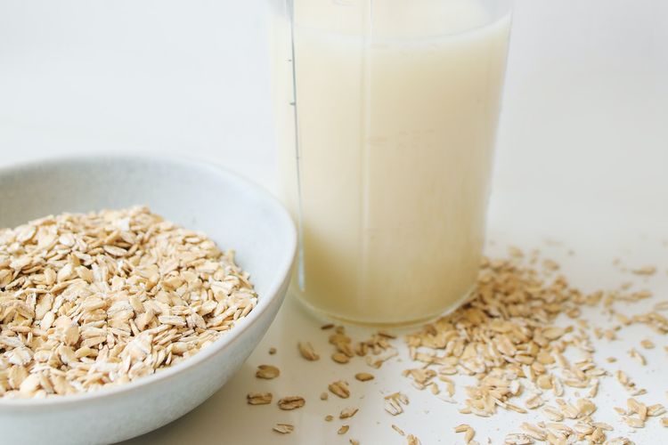 Ilustrasi apa itu oat milk, manfaat, dan cara membuatnya.