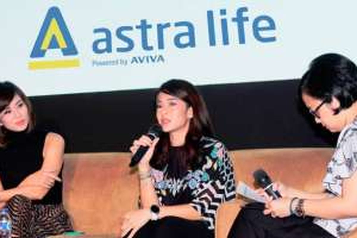 Aktris dan perwakilan kaum urban Dian Sastro (tengah), bersama Head Bancassurance PT Astra Aviva Life Ancilla Lily (kiri) dan Head Wealth Management, Product Development & Governance Permata Bank Sista Pravesti  berdiskusi dalam sebuah talk show tentang gaya hidup dan perencanaan finansial pada Wealth Wisdom Conference 2016