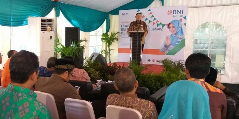 Direktur Utama BNI Syariah, Abdullah Firman Wibowo saat memberikan sambutan dalam acara peresmian kantor baru BNI Syariah Kantor Cabang Pontianak di Jalan Ahmad Yani, Pontianak, Kalimantan Barat (4/5/2017)