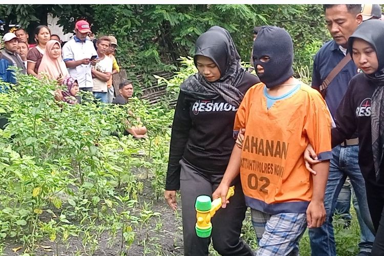 Anis Puji Lestari pelaku pembunuhan terhadap suaminya Romdan warga Desa Sirigan Kabupaten Ngawi saat rekonstruksi. Pelaku mengayunkam palu kayu pada bagian kepala sebelah kiri yang menyebabkan pendarahan yangembuat korban meninggal