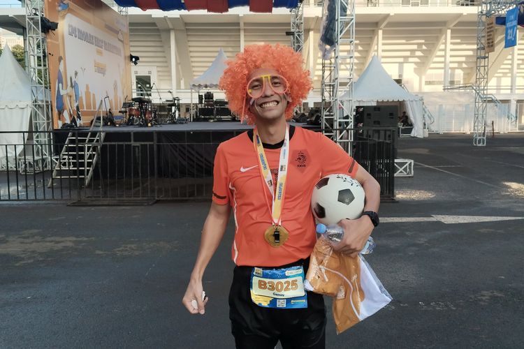 Joshua Tobing mengikuti LPS Half Marathon yang berkolaborasi dengan Harian Kompas (Kompas.id) dan menggunakan jersey timnas Belanda, pada Minggu (30/6/2024).