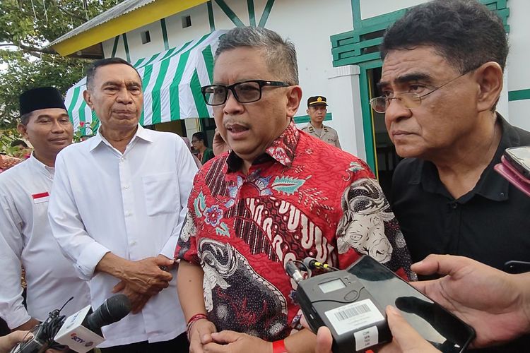 Sekretaris Jenderal PDI-P Hasto Kristiyanto didampingi anggota DPR Fraksi PDI-P Andreas Hugo Pareira ditemui di rumah pengasingan Bung Karno, Ende, Nusa Tenggara Timur, Jumat (31/5/2024).