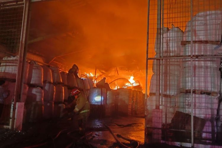 Kebakaran Gudang Sabun Wings Surya di Gresik, Polisi Gali Keterangan Saksi dan Selidiki Penyebab