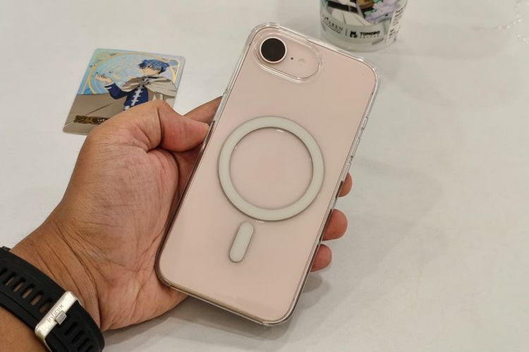 iPhone 17e dipakaikan casing Clear Case yang mendukung MagSafe.