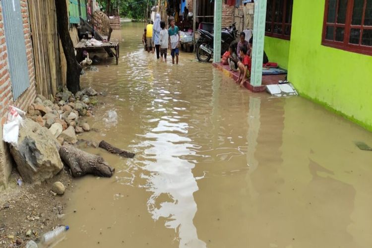 Banjir terjang 4 Desa di Kabupaten Bima, Sabtu (06/02/2021). Setidaknya ada 90 KK mengungsi akibat banjir luapan sungai itu.